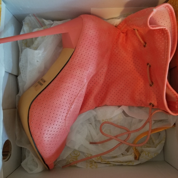 NIB Mona Mia Faux Booties - Picture 9 of 10